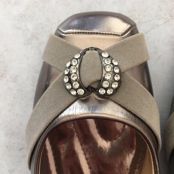 Elegant Metallic Velvet Heart Buckle Flats Shoes - Picture 3 of 16